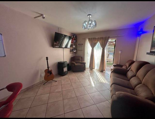2 BEDROOM PROPERTY TO RENT IN SUMMERFIELDS ESTATE
